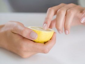 حيل منزلية بديلة لنزع طلاء الأظافر