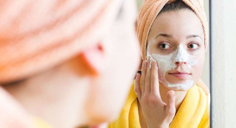 طريقة تنظيف البشرة في المنزل