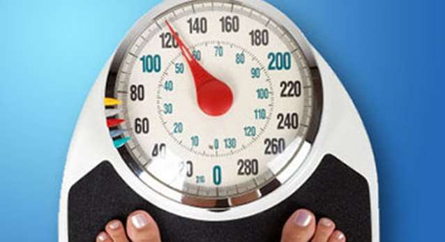 خطوات سهلة لحساب الوزن المثالي للمرأة