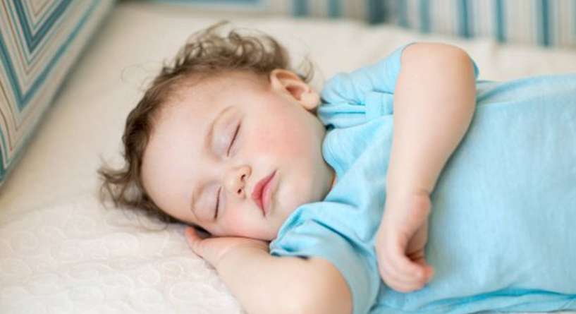 كم عدد ساعات نوم الطفل في عمر سنه ونصف وكيفية تحفيزه على النوم ليلا؟