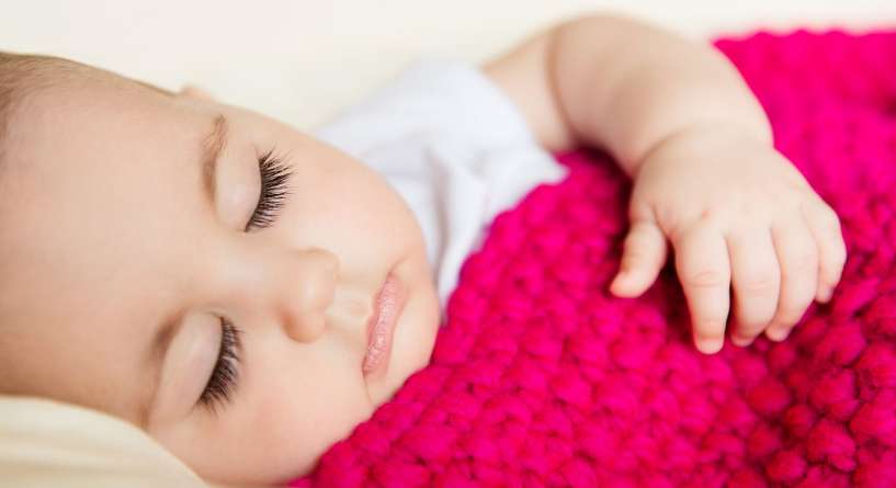 كيفية جعل الطفل ينام لفترة أطول في الليل