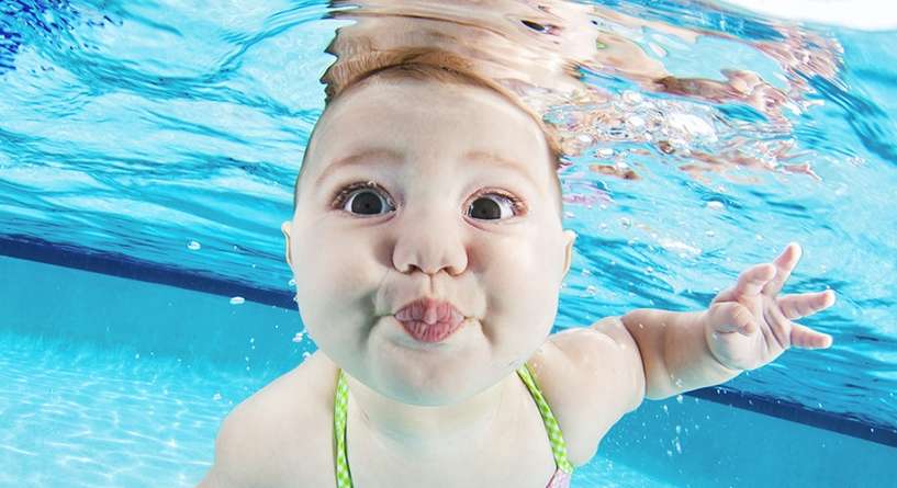 صور عفوية وطريفة للأطفال تحت الماء