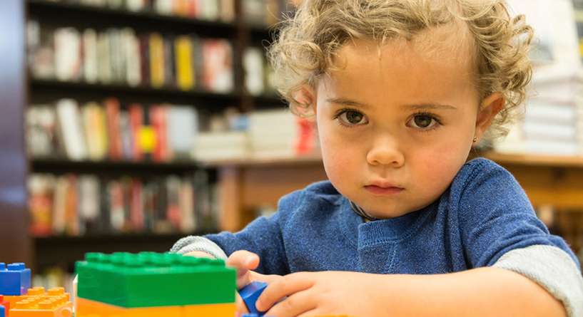 هل مرض التوحد يولد مع الطفل