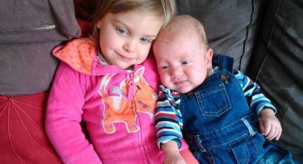 أم تضع طفلها الرضيع في أكياس الثلاجة