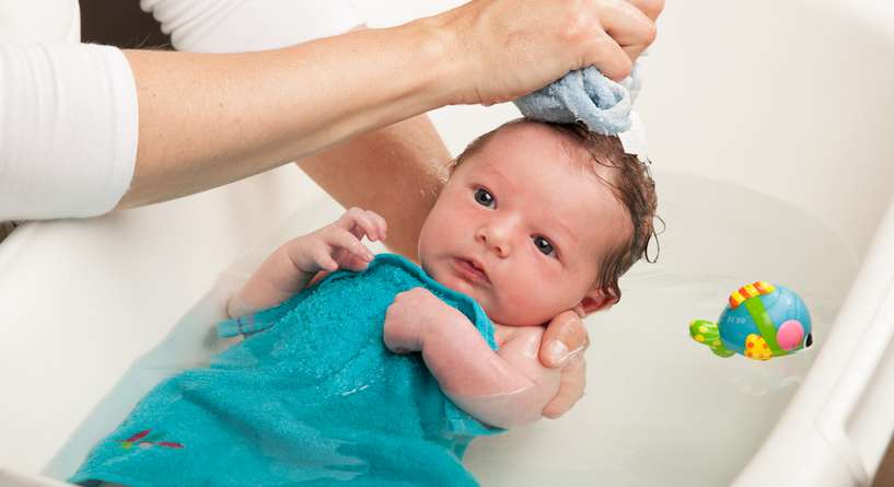 عناصر ضرورية لاختيار شامبو ومستحضرات العناية ببشرة الطفل حديث الولادة