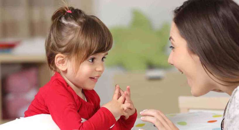 5 أسئلة توقفي عن طرحها على طفلك، واستبدليها بهذه الأسئلة!