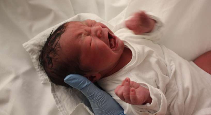 لماذا يصرخ الطفل بعد ولادته مباشرة