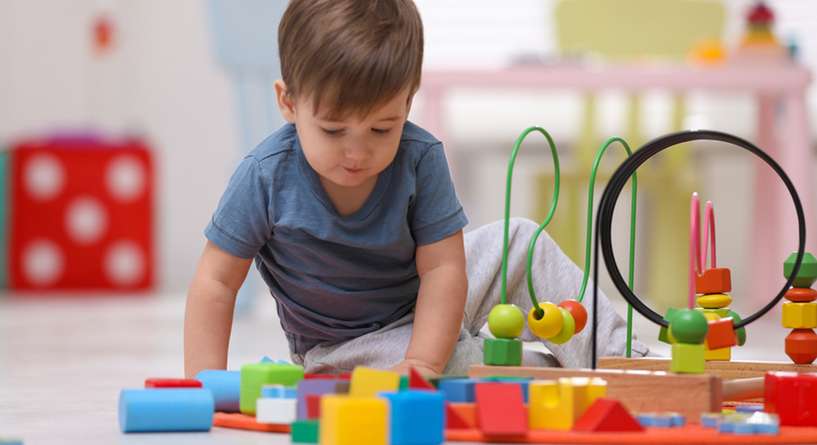 دراسة علمية تكشف عن تأثير كمية ألعاب طفلك على سعادته