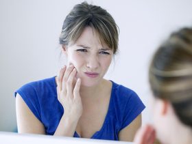 طرق طبيعية لعلاج حساسية الاسنان