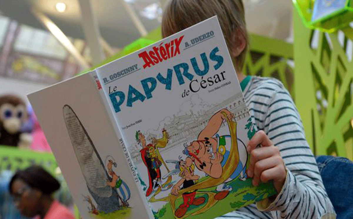 طفل يقرأ كتب مصورة 