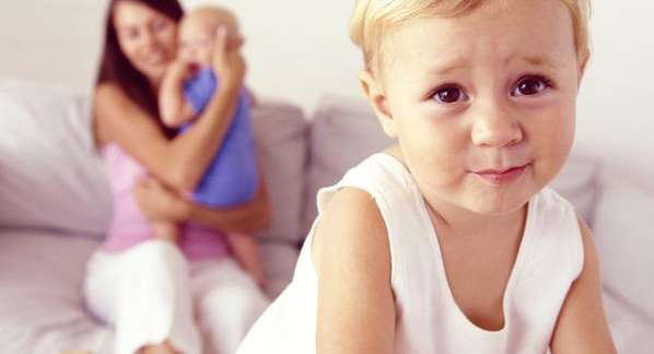 كيفية التصرف عند أذية الطفل لشقيقه الأصغر بسبب الغيرة