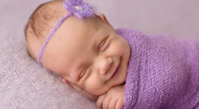 سبب ابتسام الأطفال الحديثو الولادة في نومهم فقط