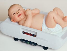 كيف يجب أن يتطور وزن طفلك قبل عامه الأول؟