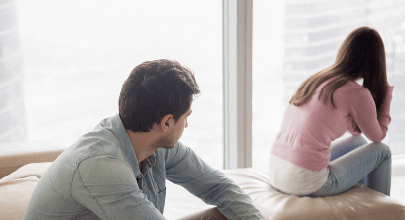 تجاهل المرأة للرجل يزيد من تعلقه بها