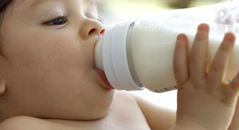 تأثير إعطاء الطفل زجاجة الرضاعة ما بعد عمر السنة