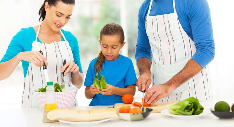5 مهارات اجتماعية يكتسبها طفلك من طريقة تعاملك مع زوجك