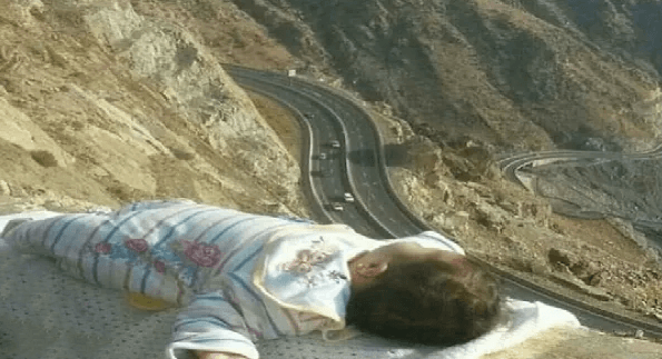 صورة رضيع سعودي على دكة الحلواني تثير غضب رواد الإنترنت حول العالم