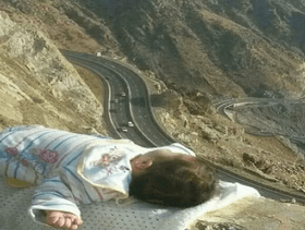 صورة رضيع سعودي على دكة الحلواني تثير غضب رواد الإنترنت حول العالم