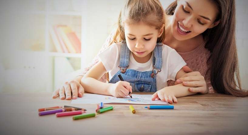 نصيحة حول اهمية تشجيع الطفل على رسم مشاهداته التلفزيونية