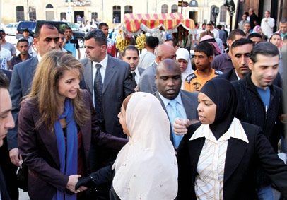 الملكة رانيا العبدالله في زيارة إلى ثانوية للأطفال بالصور