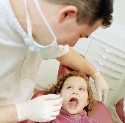 الزيارة الأولى لطبيب الأسنان متى تكون؟