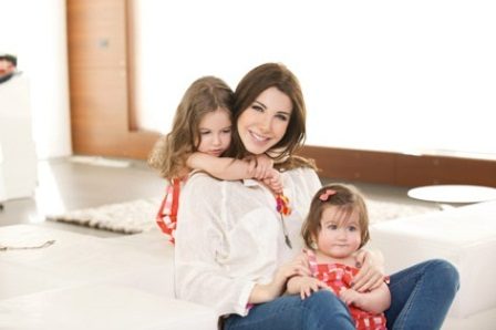 صور نانسي عجرم مع ابنتيها بمناسبة عيد الام