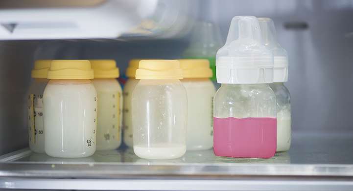 سبب تحول حليب الرضاعة لدى احدى الامهات الى اللون الزهري