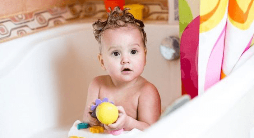 طريقة غريبة جدا لتسلية طفلك أثناء الإستحمام