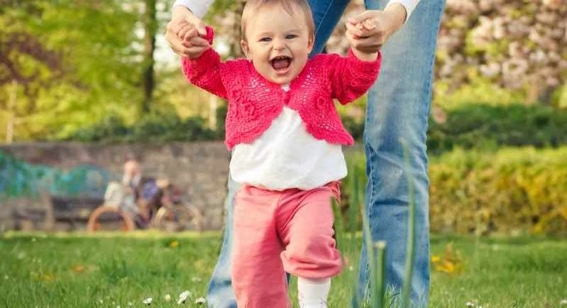 متى يبدأ الطفل بالمشي