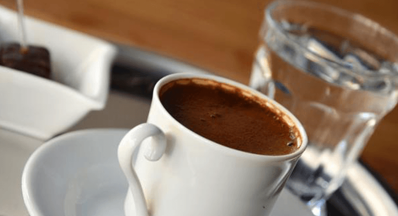 السبب الغريب وراء تقديم كأس من الماء الى جانب القهوة