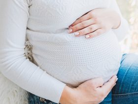 متى تشعر الام الحامل بحركة الجنين وما هو معدلها الطبيعي؟