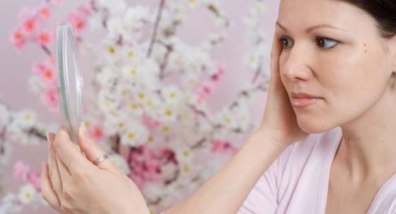عاداتك اليومية... كيف تسبّب الشيخوخة المبكرة؟