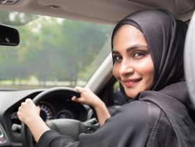 للنساء: علماء يكشفون لكن عن نوع الحذاء المناسب لقيادة السيارة!