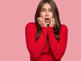 ماذا يعني نزول افرازات بنية قبل الدورة ب5 ايام ومتى يجب زيارة الطبيب؟