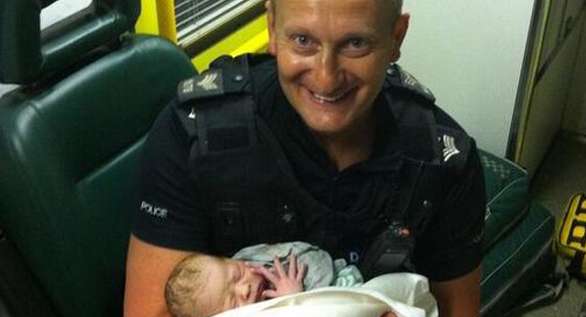 الشرطة البريطانية تطارد أمًا أثناء ولادتها في السيارة