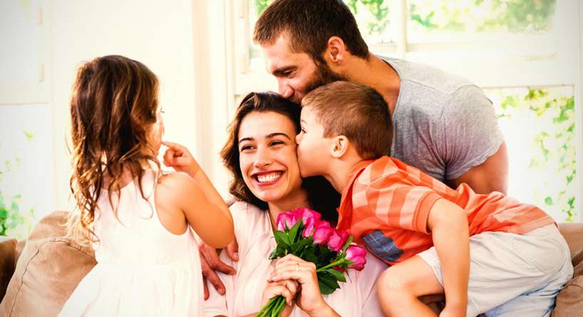 اهمية تقديم الزوج الورود لزوجته امام اطفاله