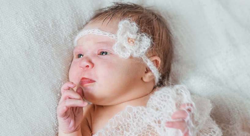 متى يرى الرضيع وفي اي شهر