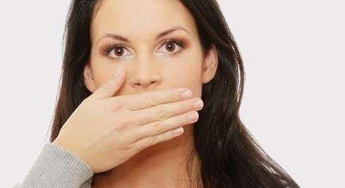 تجنبي الإصابة برائحة الفم الكريهة