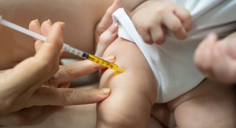 بعد كم ساعه يسخن الطفل بعد التطعيم