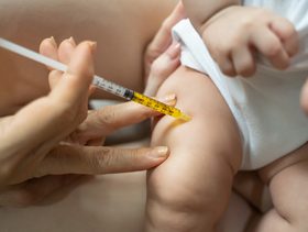 بعد كم ساعه يسخن الطفل بعد التطعيم