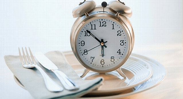 ما العلاقة بين وقت الطعام وإنقاص الوزن