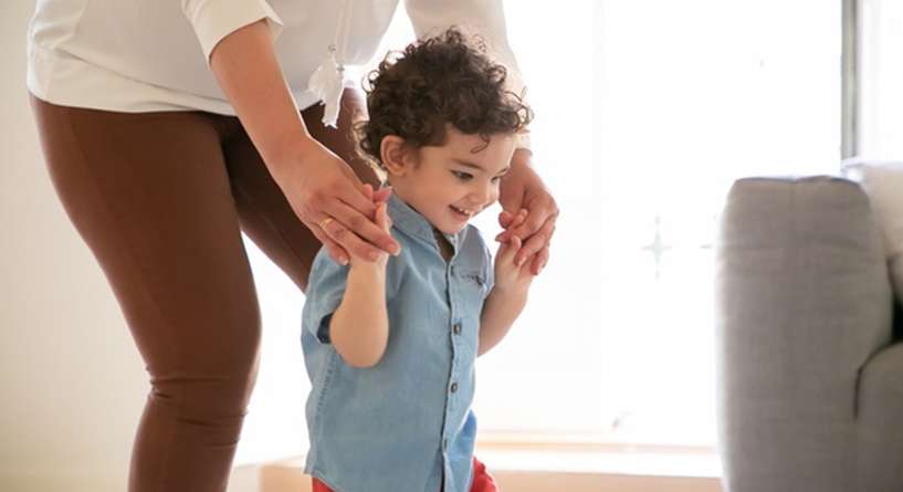 علامات قرب مشي الطفل 