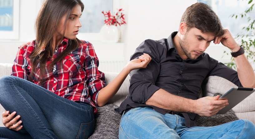 علامات تشير إلى اهمال الزوج وعدم اهتمامه بزوجته