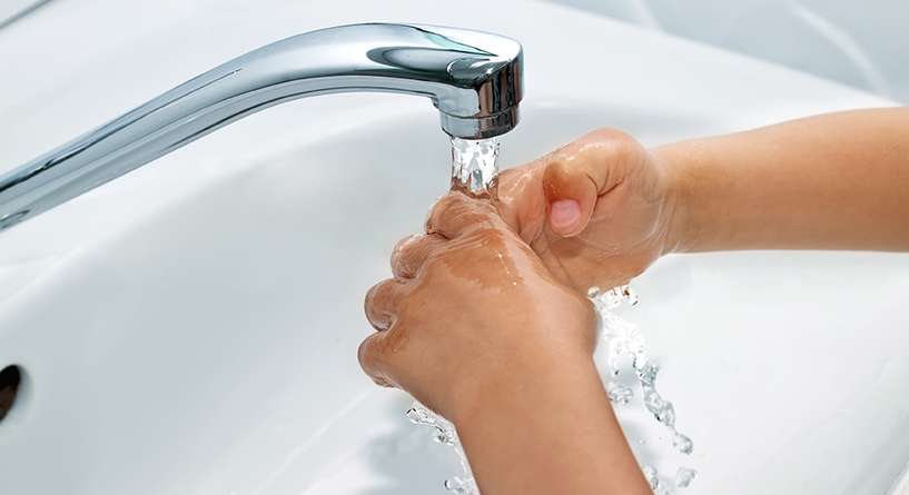 خطوات أساسية أثناء غسل يدين الطفل