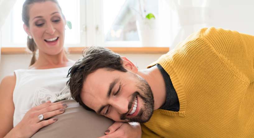 هل يشعر الجنين بلمسات امه على بطنها