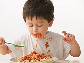 نصيحة عن تناول الطعام الفوضوي لدى الطفل