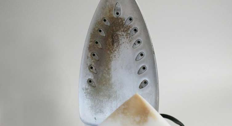 حيل منزلية لتنظيف المكواة البخارية دون تلفها