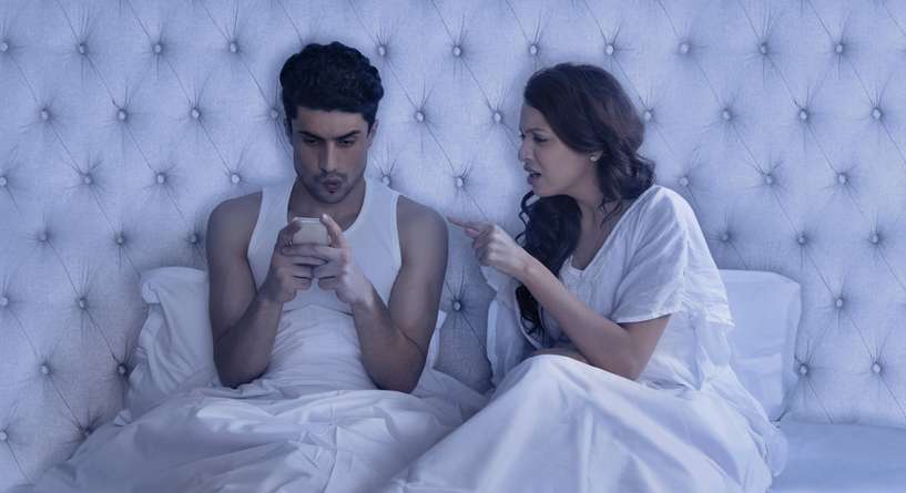 كيفية التصرف مع الزوج المتعلق بالجوال