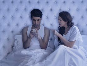 كيفية التصرف مع الزوج المتعلق بالجوال