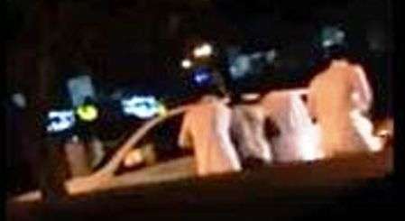 سعوديون يسحبون إمرأة أمام زوجها | جدة، سعودية